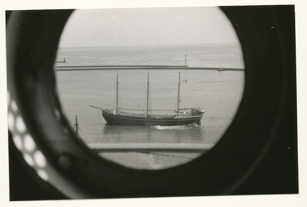 Pillau, Stadt, Vorhafen, Blick vom Leuchtturm auf Schiff in der Hafeneinfahrt,