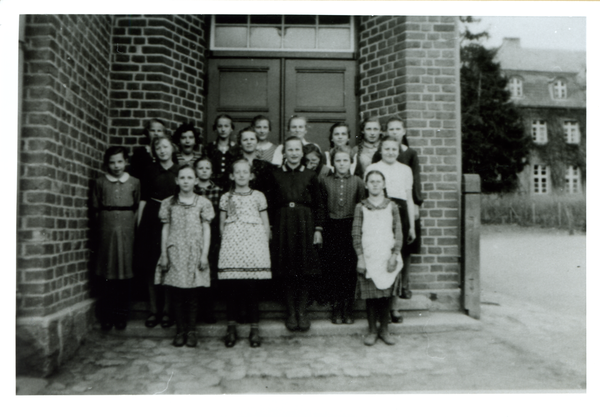 Kraftshagen, Schule, Schulmädchen vor der Schultür