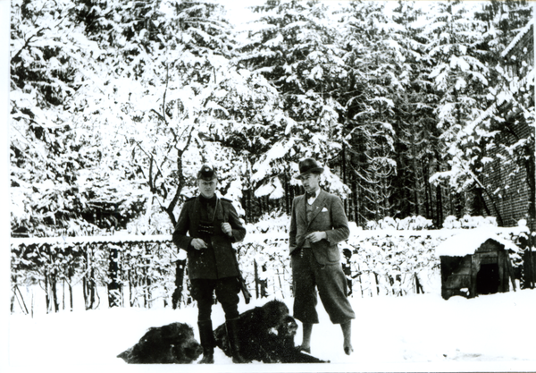 Kraftshagen, Förster Nitsch mit Gast und erlegtem Schwarzwild (Winteraufnahme)