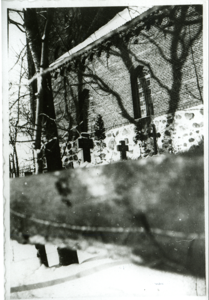 Georgenau Kr. Bartenstein,  Ev. Kirche mit Grabkreuzen im Mittelgrund (evtl. Winteraufnahme)