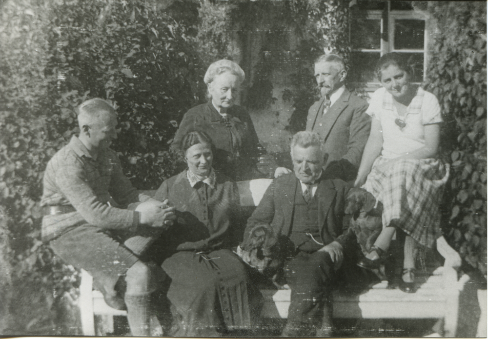Gallingen Kr. Bartenstein, Ehepaare August und Rosa Grosan, Rudi und Gertrud Grosan und zwei N. N. vor dem Schulhaus