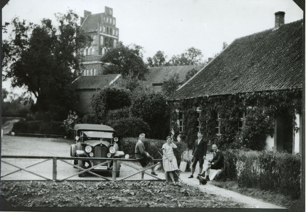 Gallingen Kr. Bartenstein, Altes Schulhaus, Schulhof und Kirche im Hintergrund