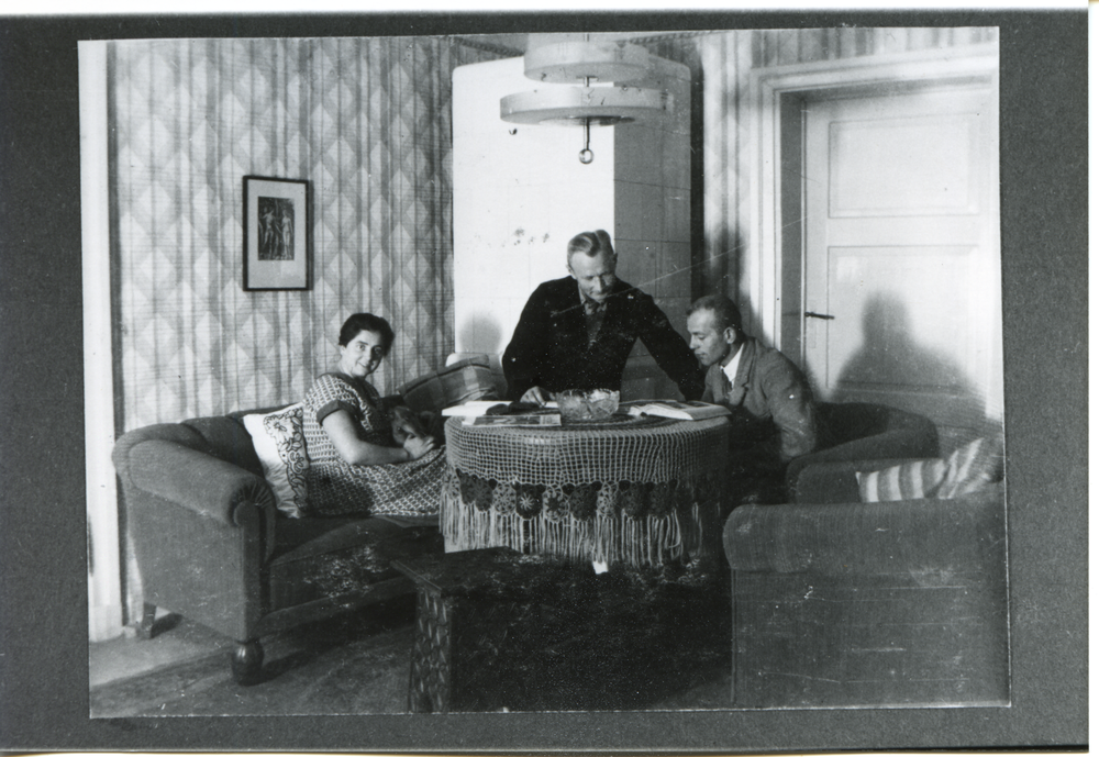 Gallingen Kr. Bartenstein, Rudi und Gertrud Grosan mit Besucher (N. N.) in der Kantorwohnung