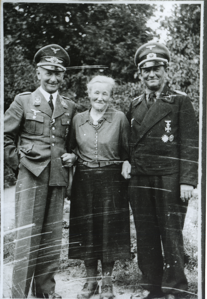 Gallingen Kr. Bartenstein, Minna Brunokowski mit den Brüdern Rudi und Gerhard Grosan im Kantorgarten