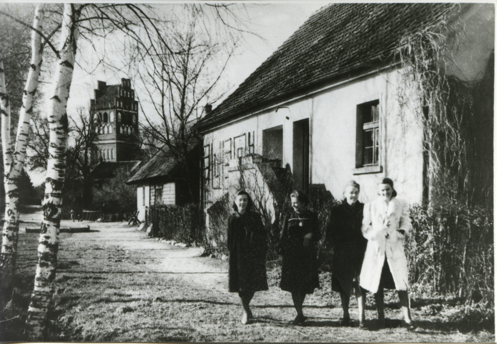 Gallingen Kr. Bartenstein, Vor dem neuen Schulhaus