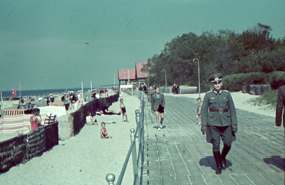 Cranz Kr. Samland, Strandpromenade mit Offizier