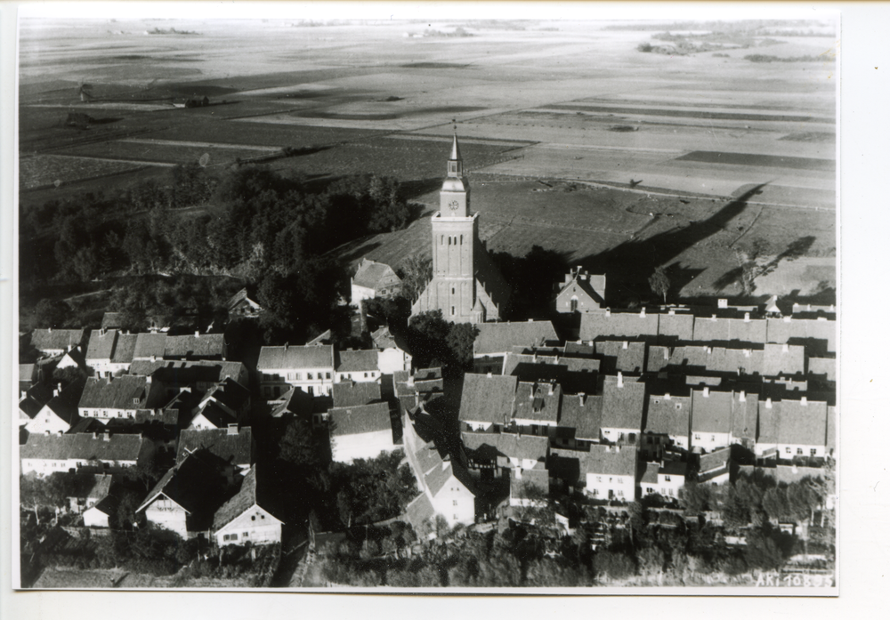 Schippenbeil, Ortsansicht mit ev. Kirche (Luftbild)