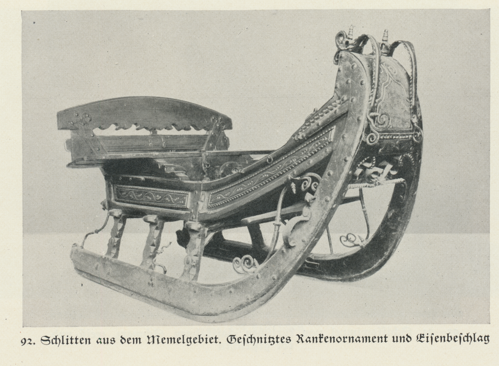 Memelgebiet, Schlitten aus der Gegend, Geschnitztes Kantenornament und Eisenbeschlag