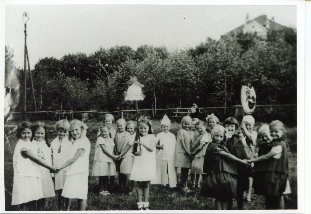 Schippenbeil, Schulfest, Kostümierte Kinder auf dem Festplatz