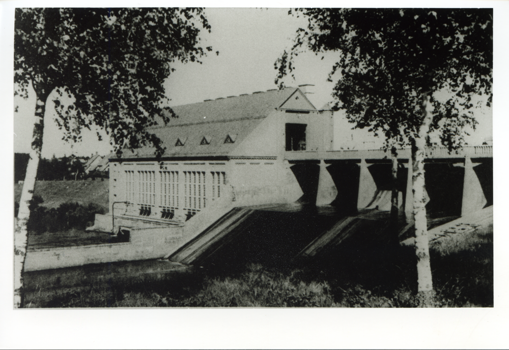 Friedland (Ostpr.), Ostpreußenwerk, Krafthaus mit Entlastungsanlage und Floßbahn im Vordergrund