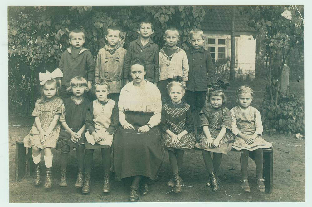 Heinrichswalde Kr. Elchniederung, Schulklasse mit Lehrerin Fräulein Schmissat