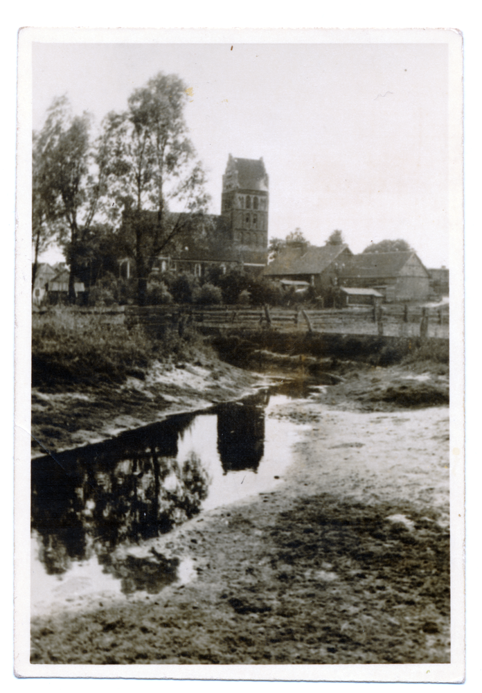 Löwenstein, Kirche, rechts Schule und Stall, aus Richtung Pahlkebrücke