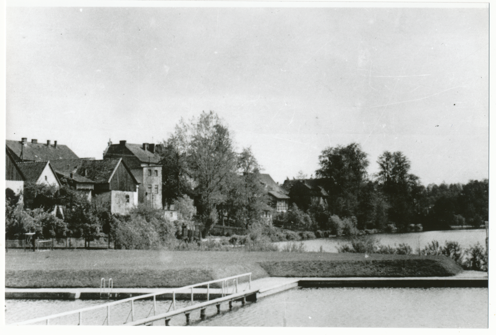 Darkehmen, Badeanstalt, Blick auf die Häuser in der Umgebung