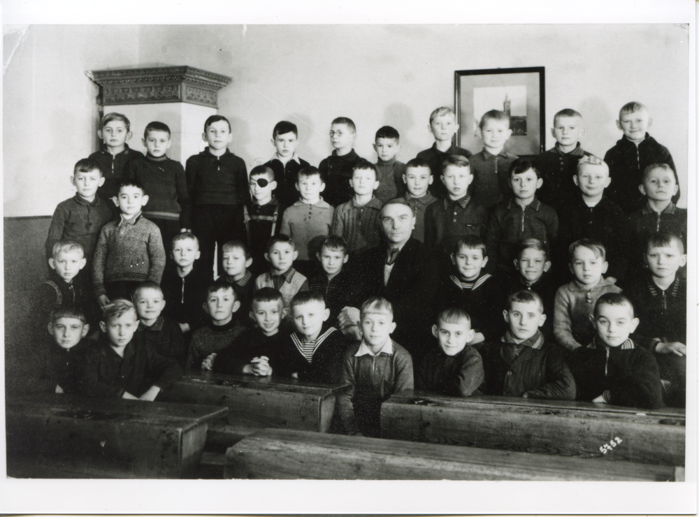 Friedland (Ostpr.), Schule, Klassenfoto 3. Kl. des Jahrgangs 1929/30 mit Klassenlehrer Leo Passarge, Pulverstraße