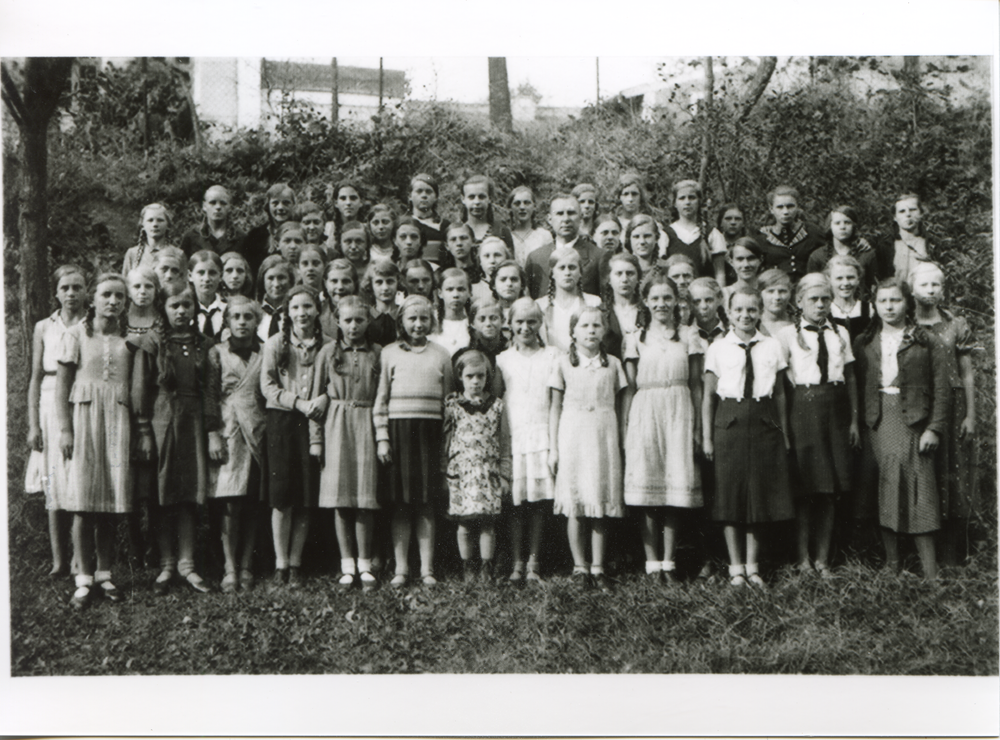 Friedland (Ostpr.), Schule, Klassenfoto der Schulmädchen des Jahrgangs 1921/22  mit Rektor Zimmermann