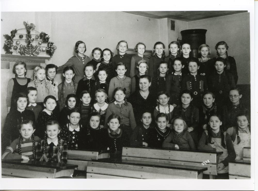 Friedland (Ostpr.), Schule, Klassenfoto 5. Schuljahr der Mädchenklasse des Jahrgangs 1927/28 mit Lehrerin Hedwig Baldus
