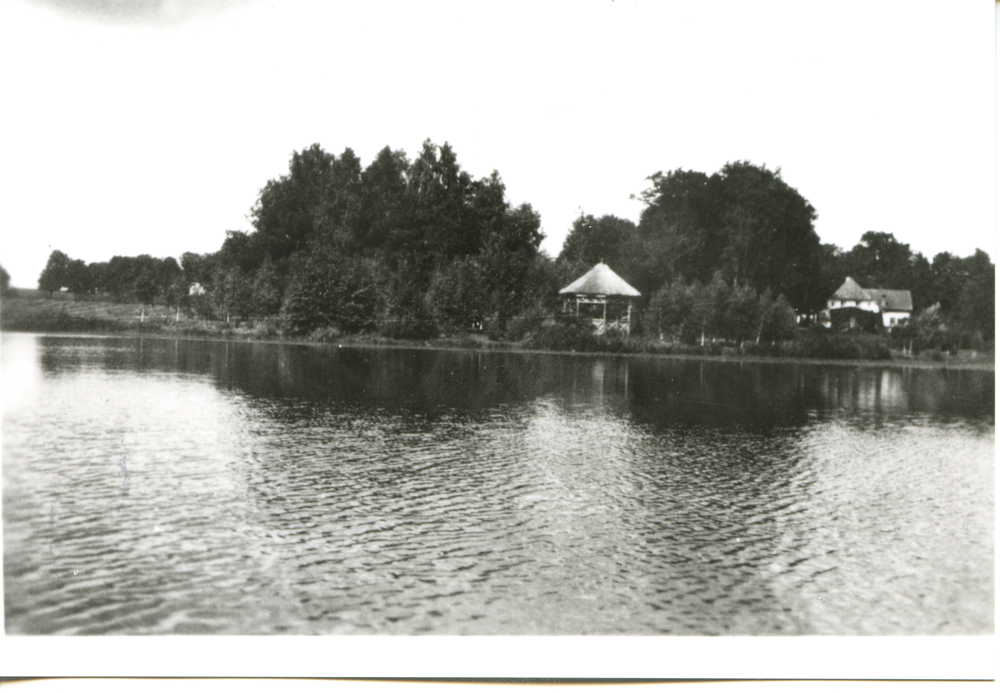 Pohiebels Kr. Bartenstein, Blick über den Stausee Richtung NW auf das Gutshaus