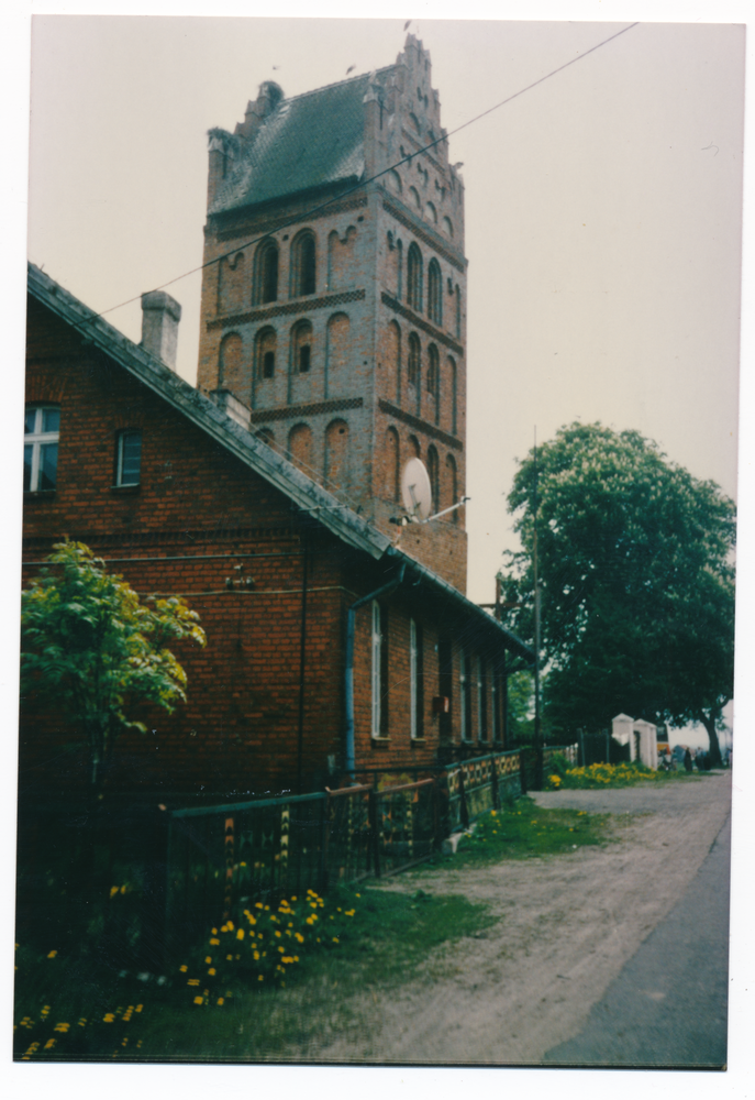 Löwenstein (Lwowiec), Schule und Kirche