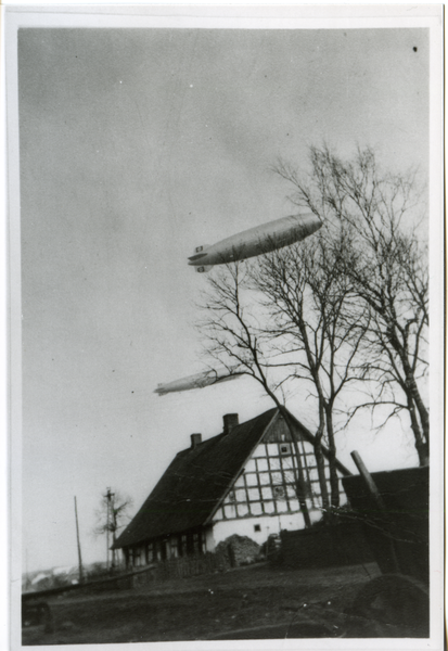 Böttchersdorf, Luftschiffe "Graf Zeppelin" und "Hindenburg" über dem Ort