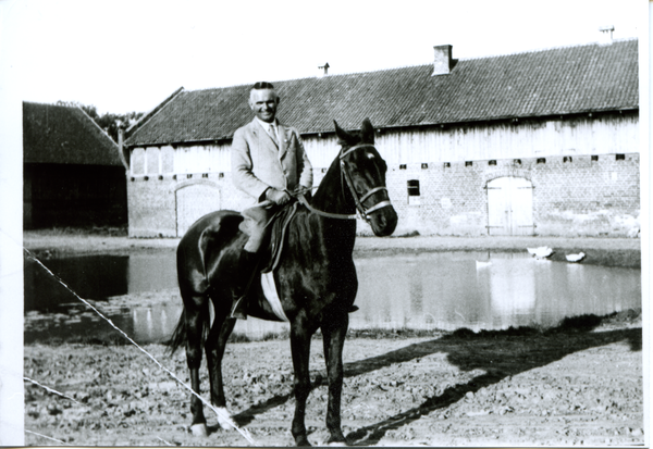 Georgenau Kr. Bartenstein, Inspektor Armin von Frantzius auf dem Gutshof