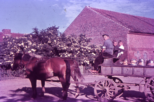 Klein Guja, Fuhrwerk mit Milchkannen