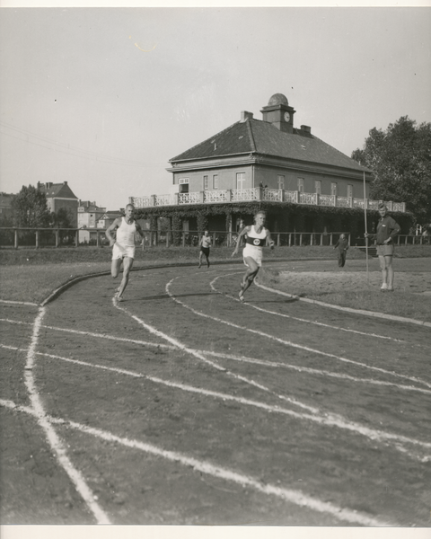 Königsberg (Pr.), Palästrasportplatz der Uni, Sportler beim Laufen