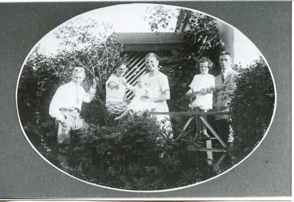 Gallingen Kr. Bartenstein, Rudi und Gertrud Grosan mit Lehrerfamilie Casemir