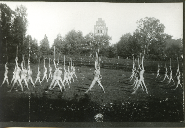 Gallingen Kr. Bartenstein, Auswärtige Schulklasse auf der Wiese zwischen Pfarrgarten und Dost