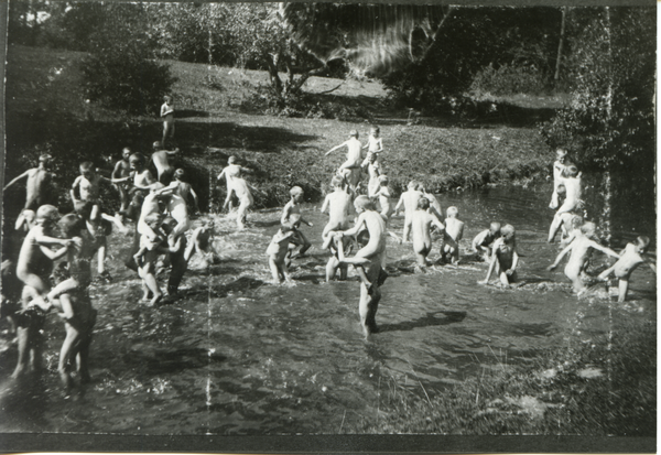 Gallingen Kr. Bartenstein, Auswärtige Schulklasse am Dost