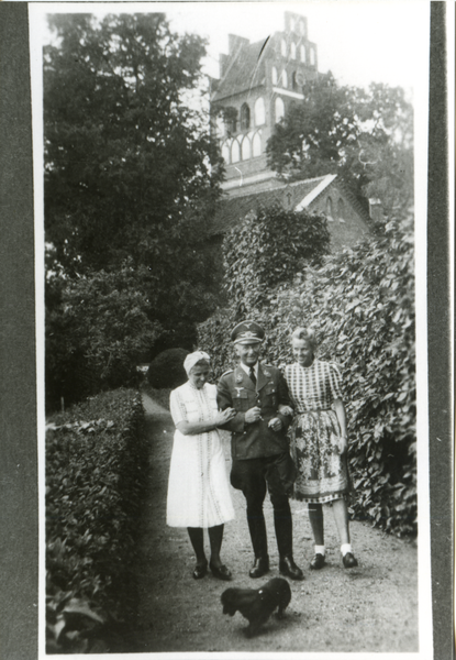 Gallingen Kr. Bartenstein, Gertrud und Rudi Grosan und Irmgard Tettke im Kantorgarten