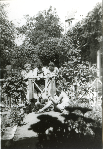 Gallingen Kr. Bartenstein, Im Garten vor der Kantorwohnung