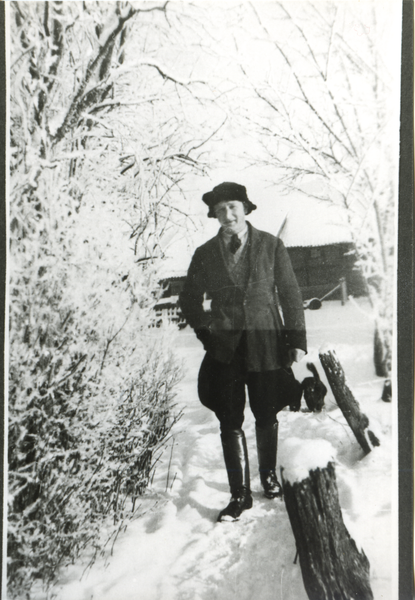 Gallingen Kr. Bartenstein, Rudi Grosan auf dem Fußweg vom Schulhof zum Dorfkrug (Winteraufnahme)
