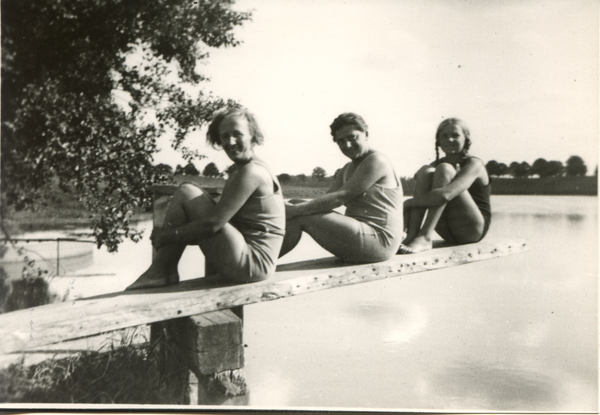 Gallingen Kr. Bartenstein, Auf dem Sprungbrett am Grasteich: Ellen Pachur, Gertrud Grosan, Irmgard Grosan