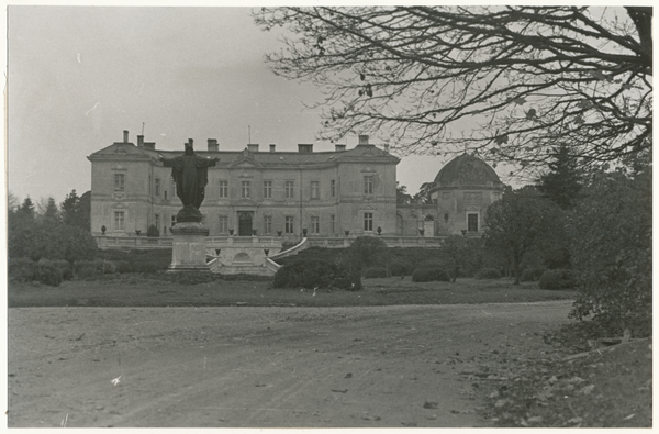 Memelgebiet, Schloss mit Denkmal im Memelland