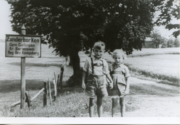 Zanderborken, Ortsschild an der Abzweigung des Weges zum Gutshof von der Straße Bartenstein-Bischofstein