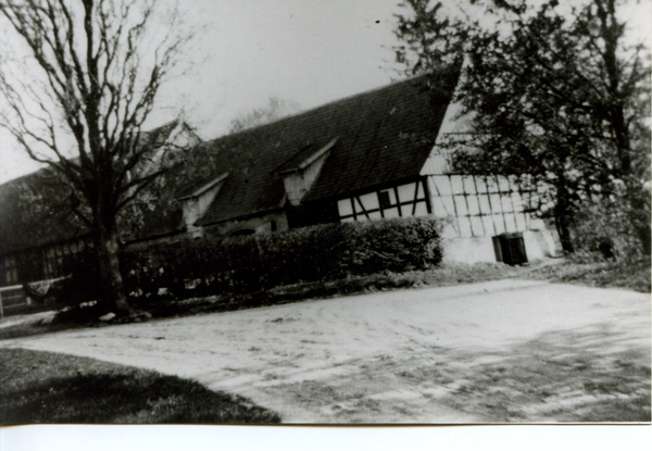 Dietrichswalde Kr. Bartenstein, Gut, Blick von der Vorfahrt des Dietrichswalder Gutshauses, rechte Ausfahrt auf den Kutschstall