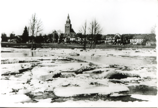 Schippenbeil, Blick von der Badeanstalt zur ev. Kirche bei Eisgang und 3,50m Hochwasser