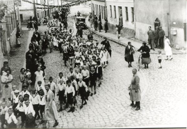 Schippenbeil, Schulfest, Umzug der Kinder