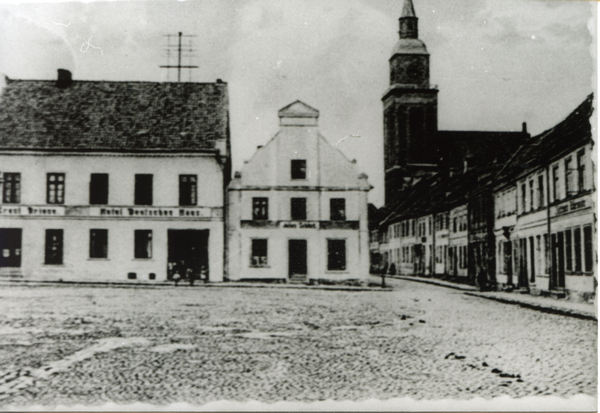 Schippenbeil, Marktplatz, Nordseite mit den Häusern Ernst Briese und Julius Schlick