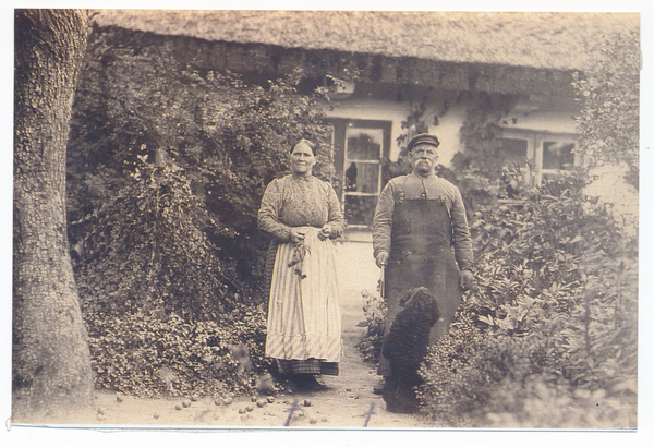 Kanditten,  Schmied August Wohlgefahrt mit Ehefrau Frieda vor der Schmiede