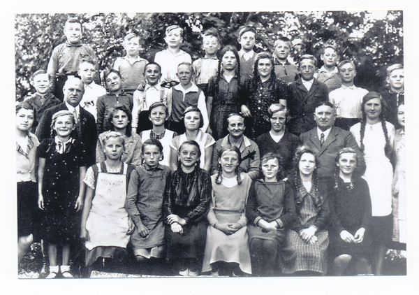 Kanditten, Schulklasse mit Lehrerin Maria Meyer und Lehrer Gustav Glass