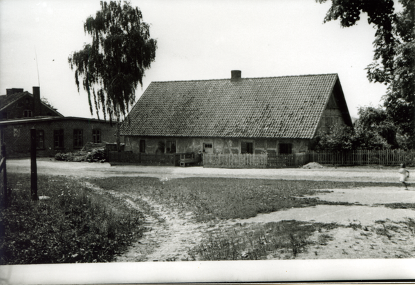 Groß Schwansfeld, Glöcknerhaus, links Gastwirtschaft mit Saalanbau