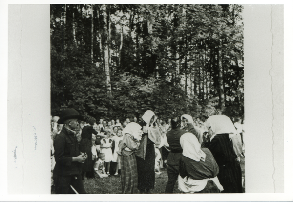 Schippenbeil, Kinderfest , Spiele kostümierter Kinder auf der Festwiese (vermutlich Sportplatz)