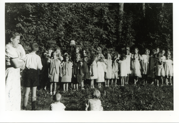 Schippenbeil, Schulfest, Kostümierte Kinder auf dem Festplatz