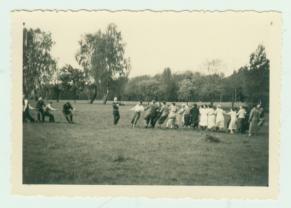 Heinrichswalde Kr. Elchniederung, Sportplatz - Tauziehen zwischen zwei Mannschaften