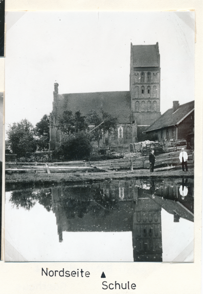 Löwenstein, Kirche, Schule, davor die Lehrer Damerau und Eisenblätter