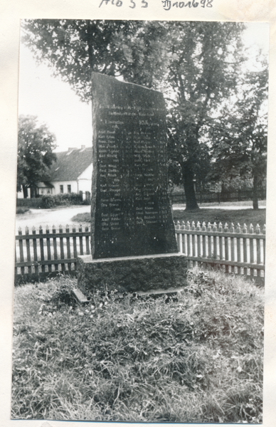 Löwenstein, Kriegerdenkmal, im Hintergrund die Höfe Otto Behrendt / Kösling