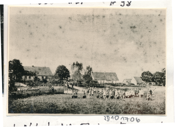 Löwenstein, Schul- und Spielplatz, im Hintergrund die Häuser der Familien Nitsch, Alfr. Briese und Bannasch