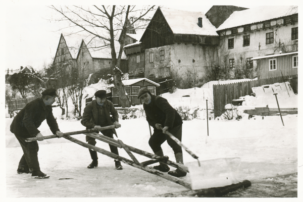 Darkehmen, Eisernte auf dem Angerappfluss, Hintergrund Häuser des Grünen Marktes