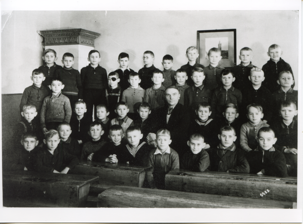 Friedland (Ostpr.), Schule, Klassenfoto 3. Kl. des Jahrgangs 1929/30 mit Klassenlehrer Leo Passarge, Pulverstraße